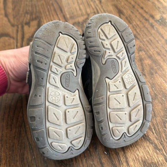 Keen sneakers size 8 little kid - Picture 3 of 3
